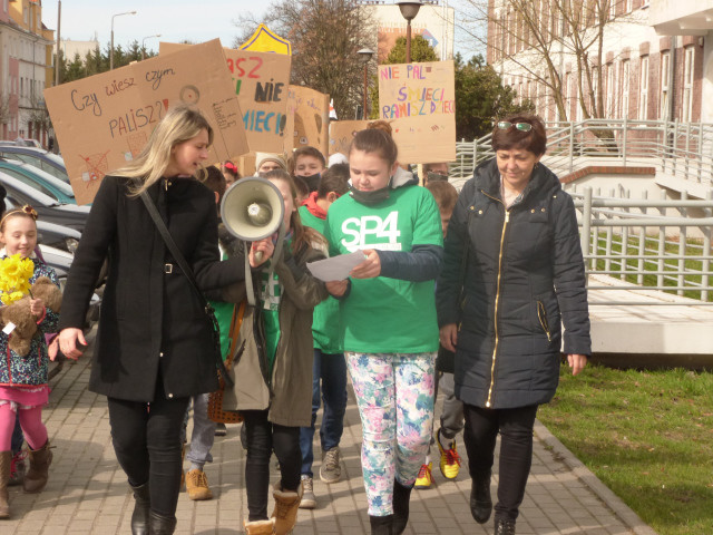 Elbląg, Odważni strażnicy powietrza z SP 4 manifestują Elbląg, Odważni strażnicy powietrza z SP 4 manifestują
