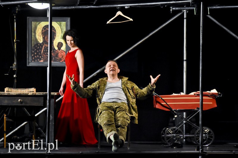 Elbląg, Scena ze spektaklu, na zdj. Marta Masłowska i Lesław Ostaszkiewicz Elbląg, Scena ze spektaklu, na zdj. Marta Masłowska i Lesław Ostaszkiewicz
