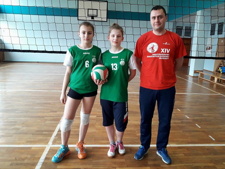 Elbląg, Julia Łukaczyk (z lewej) i Alicja Szaruga wraz trenerem Dominikiem Sobczakiem,