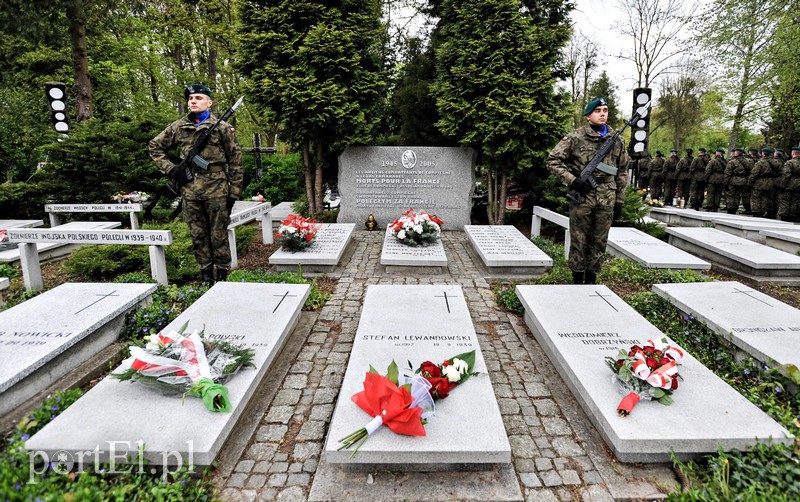 Elbląg, Na grobach aliantów spoczęły kwiaty, zapłonęły znicze