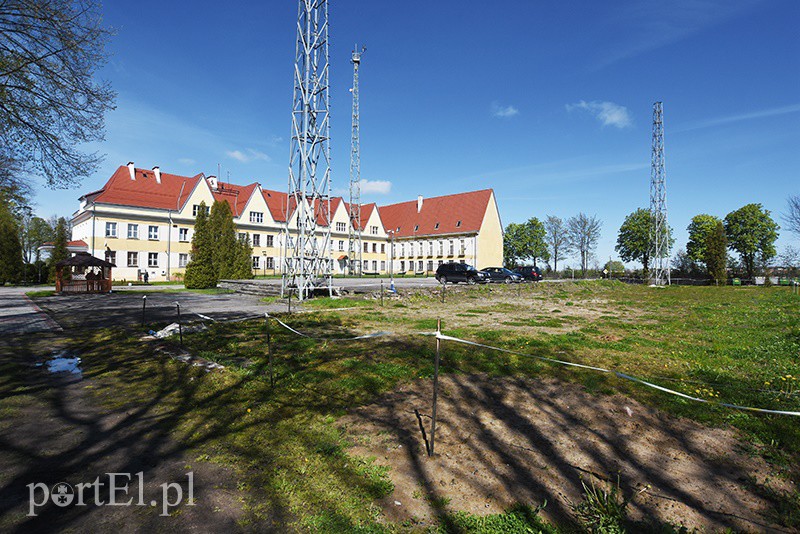 Elbląg, Na placu przy sztabie stoją już wieże, na których zostaną zamontowane urządzenia do łączności NATO (fot.