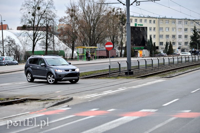 Elbląg, Ten przejazd wraz z przejściem dla pieszych i rowerzystów zniknie z ul. Dąbka Elbląg, Ten przejazd wraz z przejściem dla pieszych i rowerzystów zniknie z ul. Dąbka