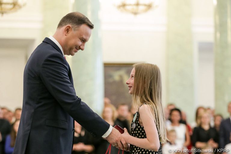 Elbląg, 11-latka z Elbląga odbiera gratulacje od prezydenta Andrzej Dudy