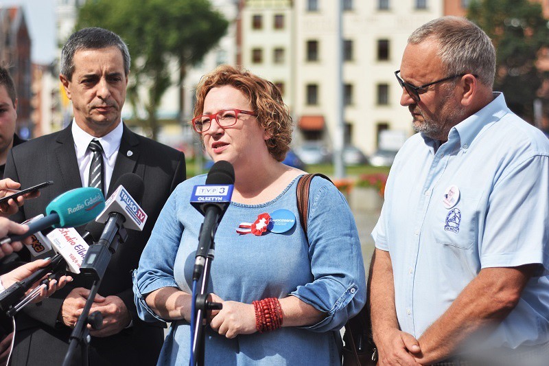 Elbląg, Członkowie PO, KOD i Nowoczesnej (od lewej: Jerzy Wcisła, Katarzyna Królak i Tadeusz Kawa) apelują do mieszkańców o udział w proteście (fot Michał Skroboszewski) Elbląg, Członkowie PO, KOD i Nowoczesnej (od lewej: Jerzy Wcisła, Katarzyna Królak i Tadeusz Kawa) apelują do mieszkańców o udział w proteście (fot Michał Skroboszewski)