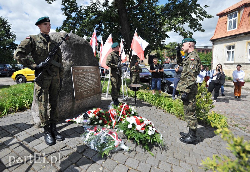 Elbląg, Przedstawiciele władz i mieszkańcy złożyli kwiaty pod obeliskiem Ofiar Sprawy Elbląskiej