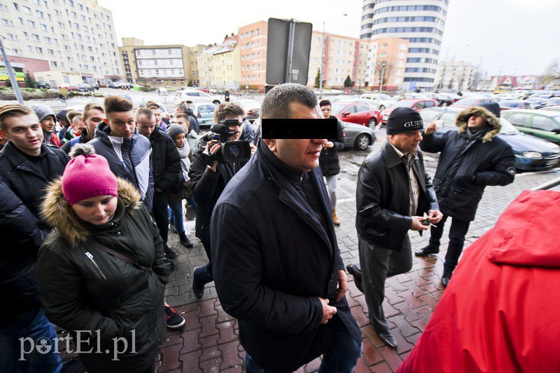 Elbląg, Zbigniew S. w otoczeniu demonstrantów pod budynkiem Prokuratury Rejonowej w Elblągu Elbląg, Zbigniew S. w otoczeniu demonstrantów pod budynkiem Prokuratury Rejonowej w Elblągu