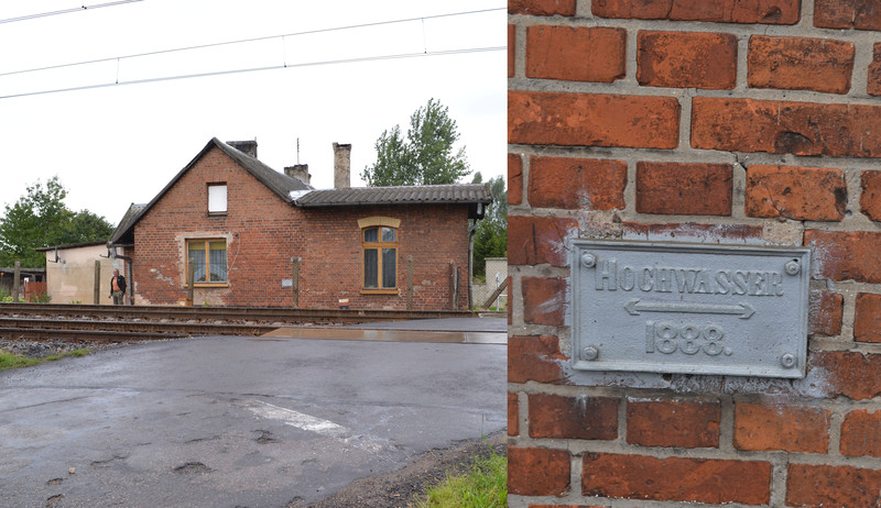 Elbląg, Karczowiska Górne - domek dróżnika przejazdu kolejowego i tabliczka pokazująca poziom wody po powodzi z 1888 r.
