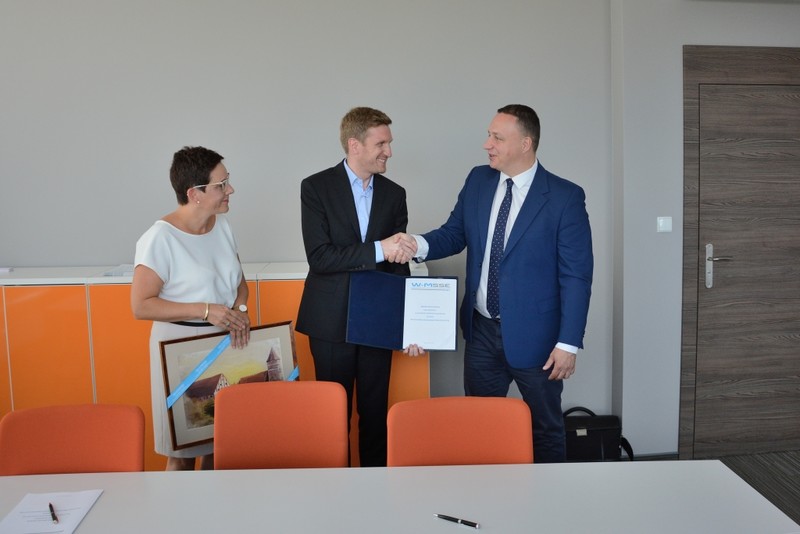 Elbląg, Dominik Pawlak, prezes New Transfer Energy, odbiera zezwolenie z rąk prezesa W-MSSE Grzegorza Smolińskiego i wiceprezes Strefy Małgorzaty Sobieskiej zu Schwarzenberg Elbląg, Dominik Pawlak, prezes New Transfer Energy, odbiera zezwolenie z rąk prezesa W-MSSE Grzegorza Smolińskiego i wiceprezes Strefy Małgorzaty Sobieskiej zu Schwarzenberg