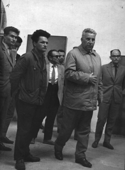 Gerard Kwiatkowski oprowadza po Galerii El oficjeli, wśród których byli m.in.:Tadeusz Fiszbach i Edward Ochab
