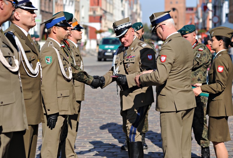 Elbląg, Gen. dyw. Marek Sokołowski wręczył odznaczenia swoim żołnierzom Elbląg, Gen. dyw. Marek Sokołowski wręczył odznaczenia swoim żołnierzom