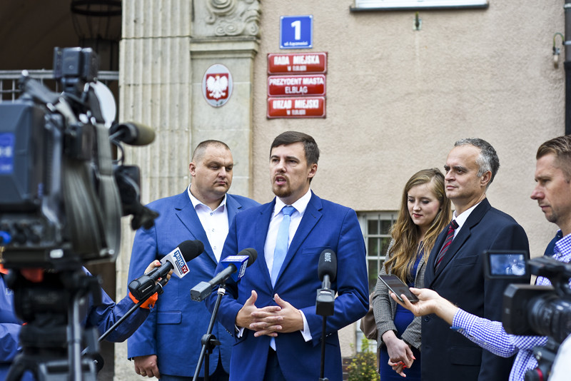 Elbląg, Robert Nowicki z ministerstwa i Marek Pruszak odpowiadali na pytania dziennikarzy przed ratuszem Elbląg, Robert Nowicki z ministerstwa i Marek Pruszak odpowiadali na pytania dziennikarzy przed ratuszem