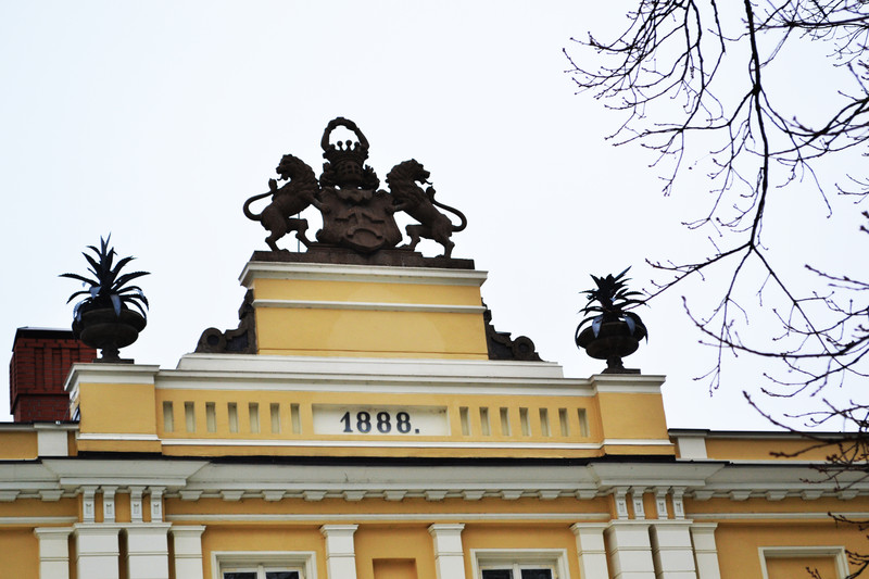 Elbląg, Herb Sierakowskich na szczycie pałacu w Waplewie Wielkim