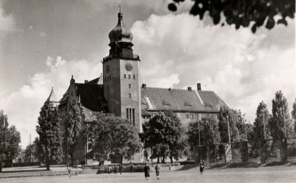 Elbląg, Pergole na byłym placu Jedności Narodowej, w tle ratusz Elbląg, Pergole na byłym placu Jedności Narodowej, w tle ratusz