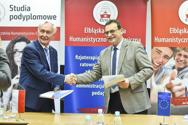 Elbląg, Umowę podpisali: Zdzisław Dubiella (EUH-E) i Konrad Murzyński (Przembud),