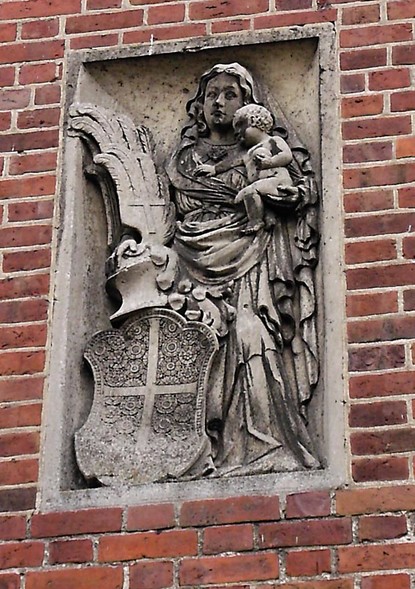 Elbląg, Tuż nad wejściem widzimy płaskorzeźbę przedstawiająca Maryję, patronkę Zakonu