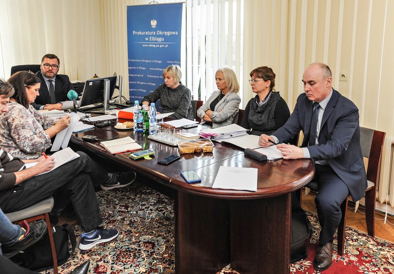 Elbląg, W konferencji prasowej brali udział (od lewej): prok.J.Hrybek, prok.M.Furman, prok.B.Dziewiątkowska, prok.I.Piotrowska (rzecznik prasowy) i prok. J.Żelazek