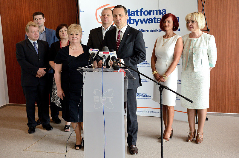 Minister Sikorski przyjechał do Elbląga, by poprzeć nie tylko Elżbietę Gelert, ale i całą ekipę PO, która ubiega się o fotele radnych (fot. WS)