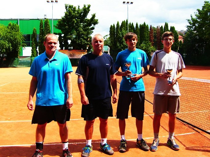 Elbląg, od lewej: finaliści gry podwójnej - Radosław Łuczak i Jarosław Sus, zwycięzcy - Przemek Kwiatkowski i Robert Wojtaś,