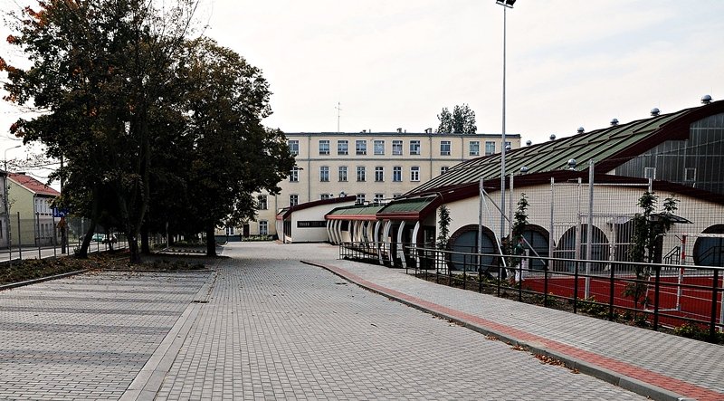 Prace ruszyły również w Gimnazjum nr 9 - widok od strony hali sportowej (fot. AD)