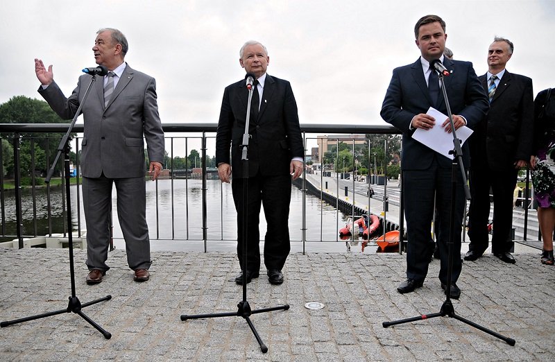 Elbląg, Jerzy Wilk, Jarosław Kaczyński oraz Adam Hofman podczas spotkania z dziennikarzami