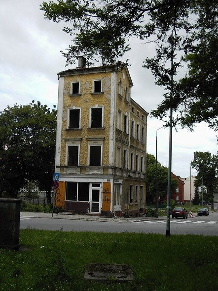 Elbląg, Kilka lat temu rozebrano kamienicę na rogu ulicy Traugutta i Kosynierów Gdyńskich Elbląg, Kilka lat temu rozebrano kamienicę na rogu ulicy Traugutta i Kosynierów Gdyńskich