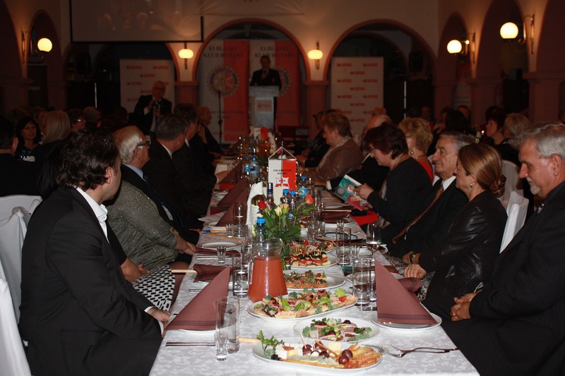 Podczas dzisiejszej aukcji zebrano ponad 38 tys. zł na cele charytatywne (fot. dk)