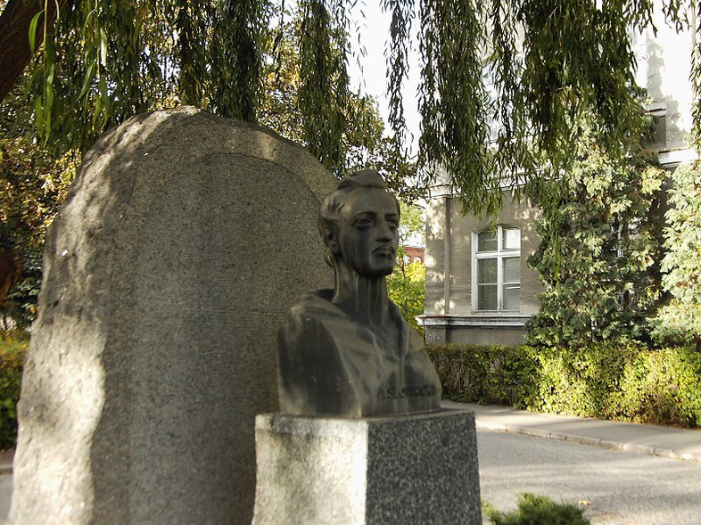 Elbląg, Popiersie Juliusza Słowackiego, patrona I LO