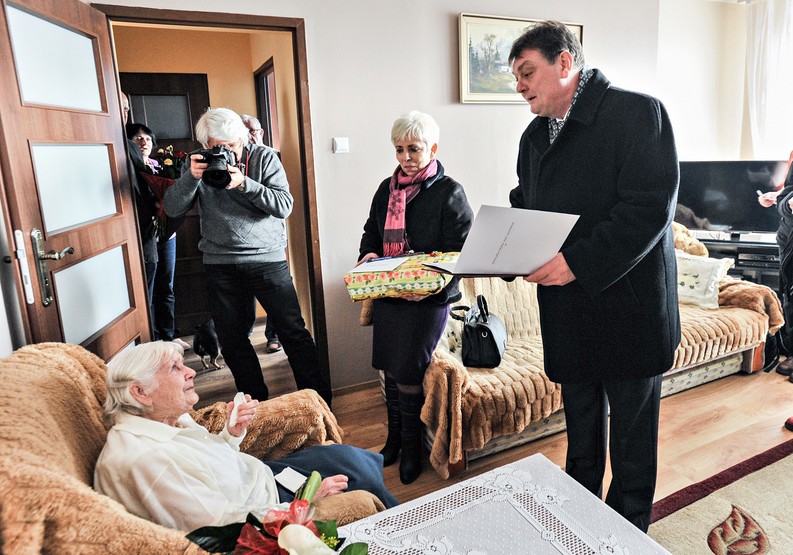 Z wizytą do jubilatki przyszedł prezydent Witold Wróblewski i szefowa MOPS Mirosława Grochalska (fot. AD)