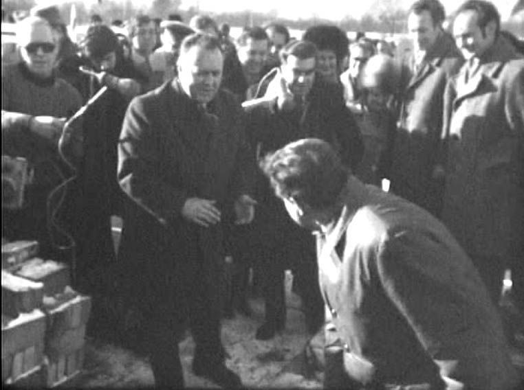 Centralnie sekretarz KC PZPR Stanisław Kania, po jego prawej stronie I sekretarz KW PZPR w Gdańsku Tadeusz Bejm, tyłem Bolesław Smagała