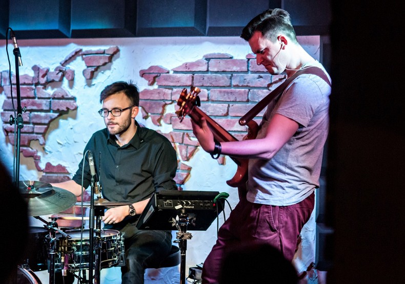 Elbląg, Mateusz Modrzejewski (perkusja), Bartek Łuczkiewicz (bas)