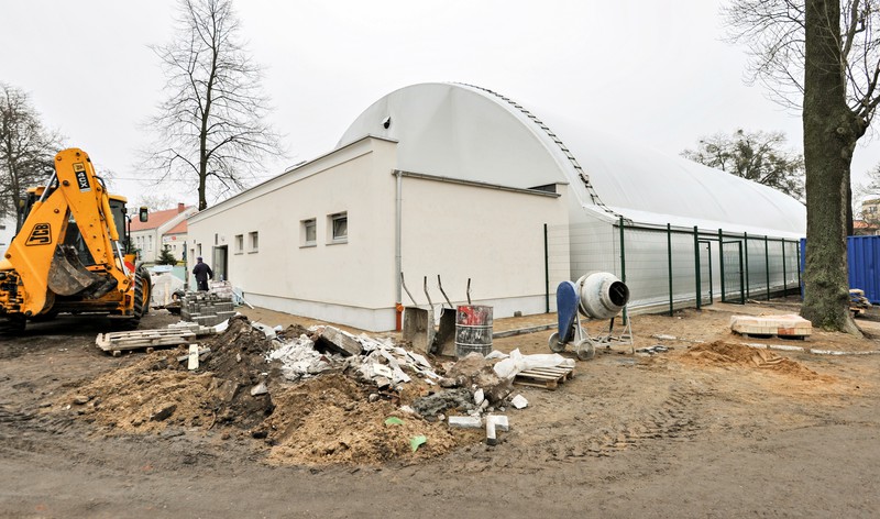 Elbląg, Najpierw nowe boisko, teraz nowa hala