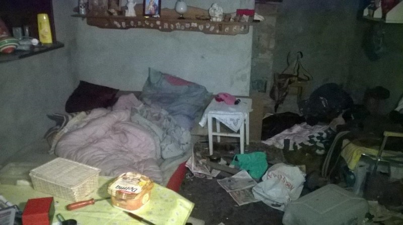 Wnętrze jednej z altanek, w której koczują osoby bezdomne (fot. RG)