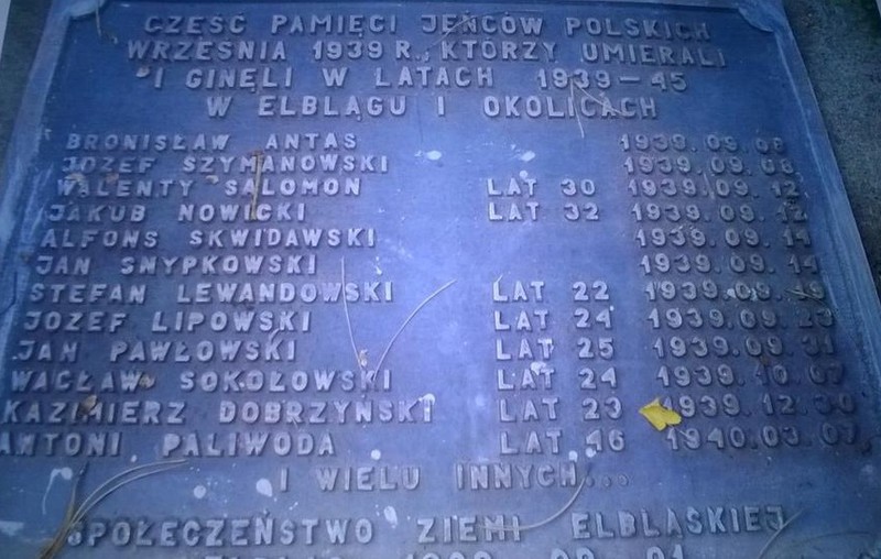 Elbląg, Tak wyglądała tablica poświęcona polskich żołnierzom, którą ktoś ukradł z cmentarza. Pozostało jedynie zdjęcie