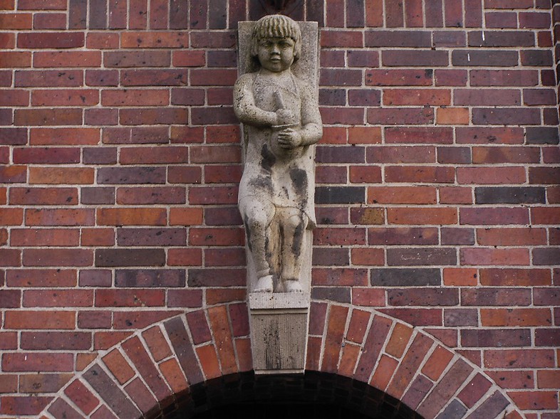Elbląg, Jedna z rzeźb nad wejściem do szkoły autorstwa Erny Becker-Kahns