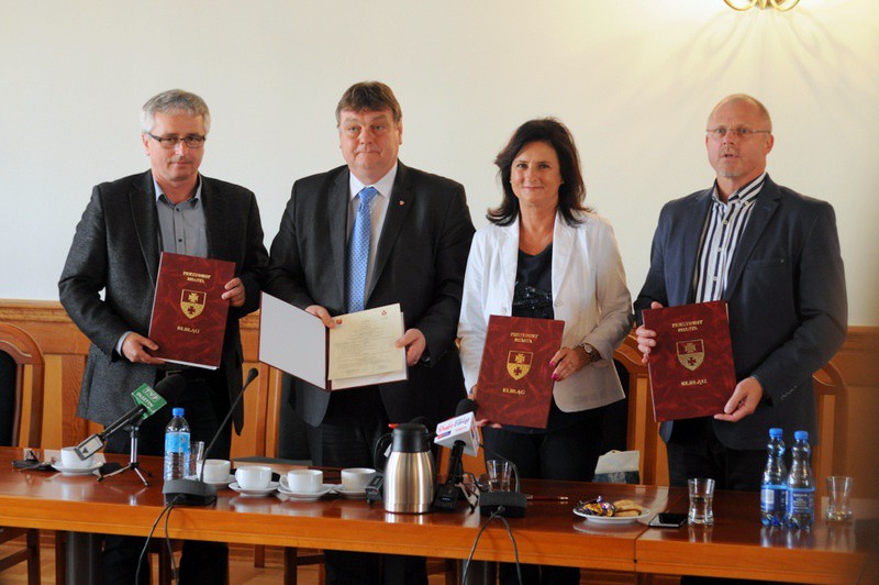 Elbląg, Umowę podpisali (od lewej): Olgierd Bojke, Witold Wróblewski, Grażyna Kluge i Jacek Protas