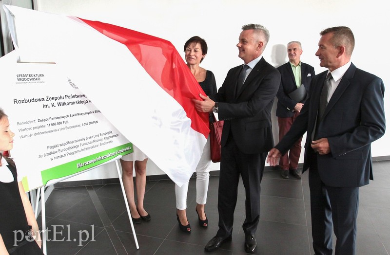 Elbląg, Tablicę informacyjną odsłania Piotr Żuchowski, obok, po prawej Andrzej Korpacki Elbląg, Tablicę informacyjną odsłania Piotr Żuchowski, obok, po prawej Andrzej Korpacki