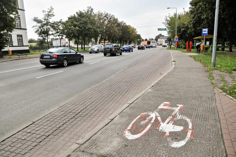 Elbląg, Ścieżka na Al. Tysiąclecia również wymaga uwagi Elbląg, Ścieżka na Al. Tysiąclecia również wymaga uwagi