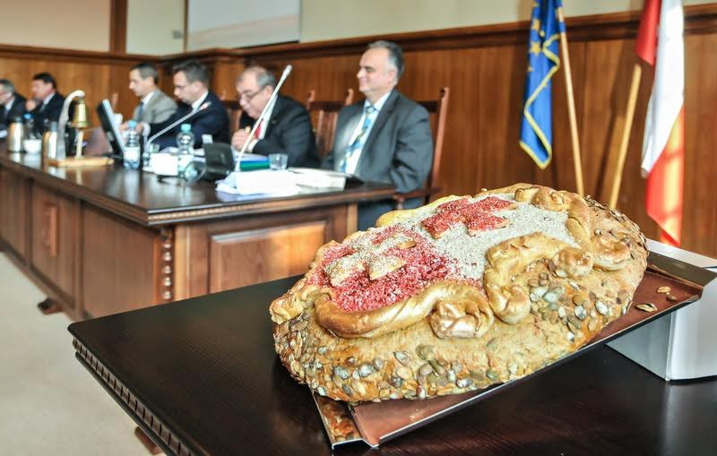 Elbląg, W głosowaniu radnym towarzyszył chleb - podarunek od Marcina Ślęzaka, wójta gminy Gronowo Elbląskie