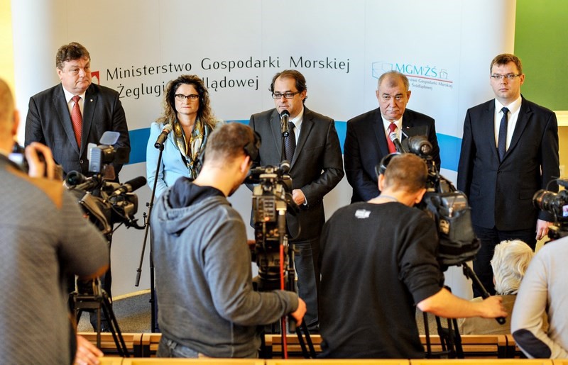 Elbląg, W oku kamer: prezydent Elbląga Witold Wróblewski, posłanka Dorota Arciszewska-Mielewczyk, minister Marek Gróbarczyk, poseł Jerzy Wilk i wojewoda Artur Chojecki Elbląg, W oku kamer: prezydent Elbląga Witold Wróblewski, posłanka Dorota Arciszewska-Mielewczyk, minister Marek Gróbarczyk, poseł Jerzy Wilk i wojewoda Artur Chojecki