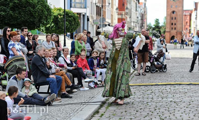Elbląg, Letnie Ogrody Polityki to także spektakle plenerowe. Dziś (9 czerwca) przed Ratuszem Staromiejskim można było zobaczyć „Piękną Morylindę”  w wykonaniu Teatru Formy z Wrocławia