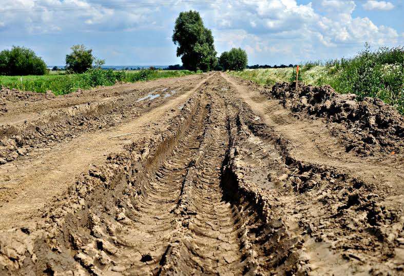 Droga prowadząca do Władysławowa ma zostać wyremontowana, a prace mają się zakończyć w pierwszej połowie sierpnia. Tak wyglądała 28 czerwca. (Fot. Anna Dembińska)