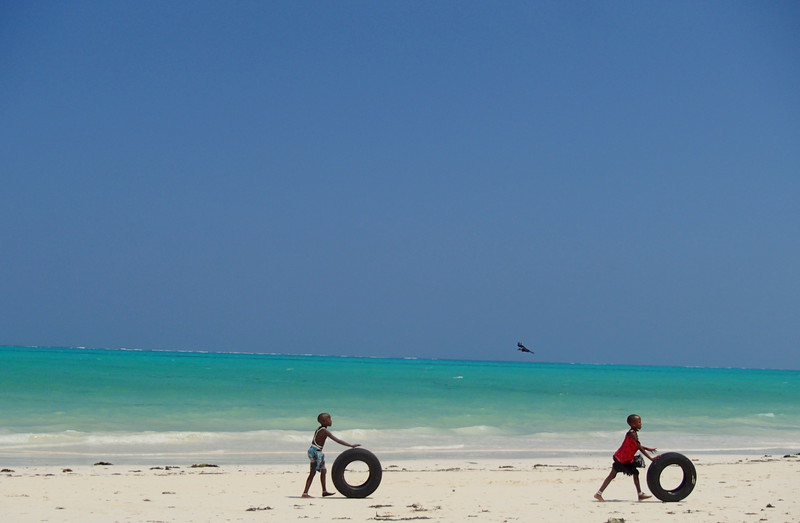 Elbląg, Zanzibar. Koła od roweru albo samochodu to ulubiona zabawka tamtejszych dzieci
