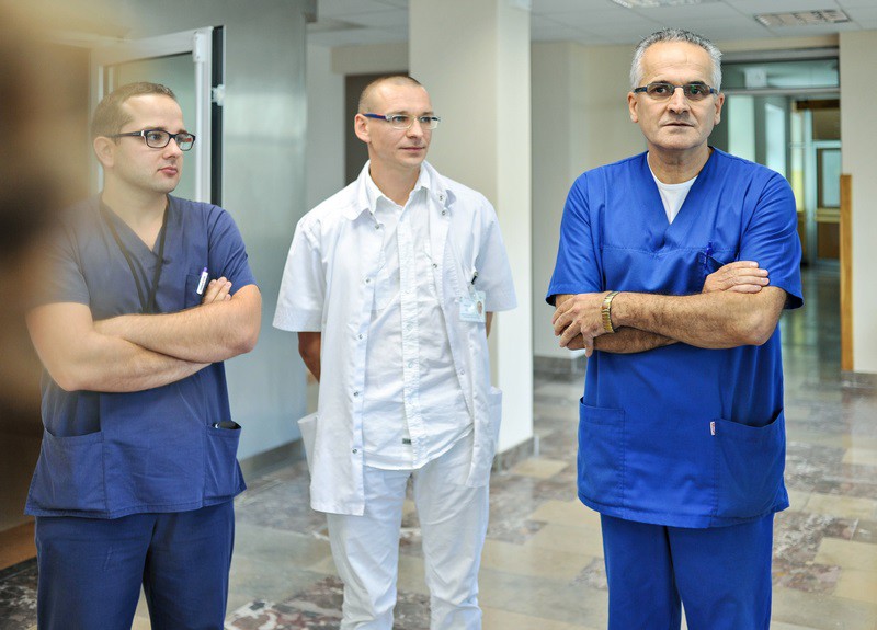 Elbląg, Część zespołu pionierskiej operacji (na zdj. od lewej): dr Filip Kutnik, dr Wojciech Pulka, dr Safwan Bayassi