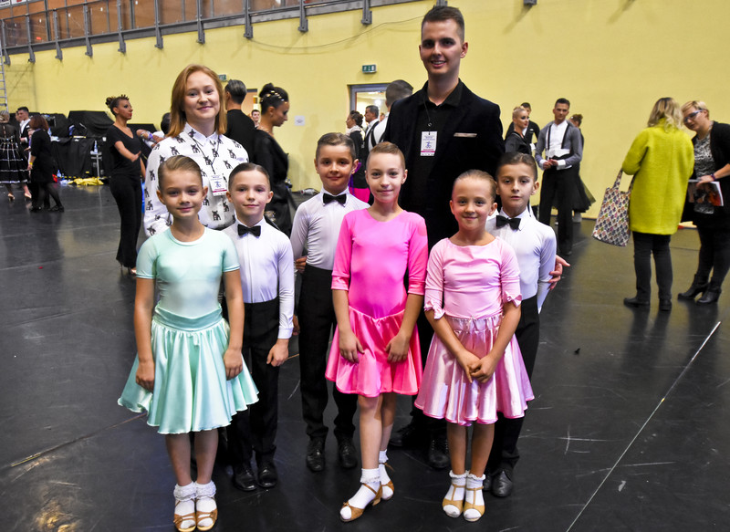 Elbląg, Młodzi tancerze EKT Jantar wraz ze swoimi instruktorami - Anną Czyżyk i Mateuszem Czyżykiem