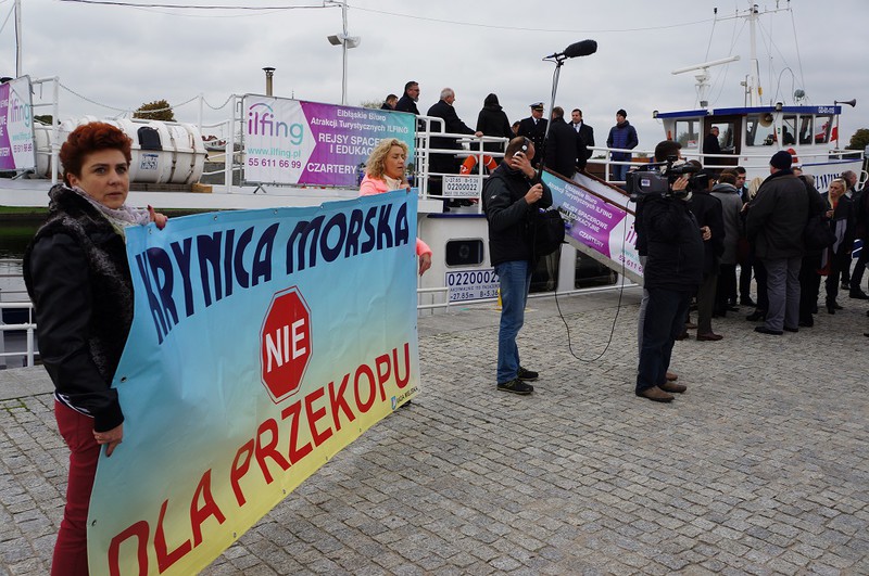 Przed statkiem przeciwko przekopowi protestowali mieszkańcy Krynicy Morskiej (fot. RG)