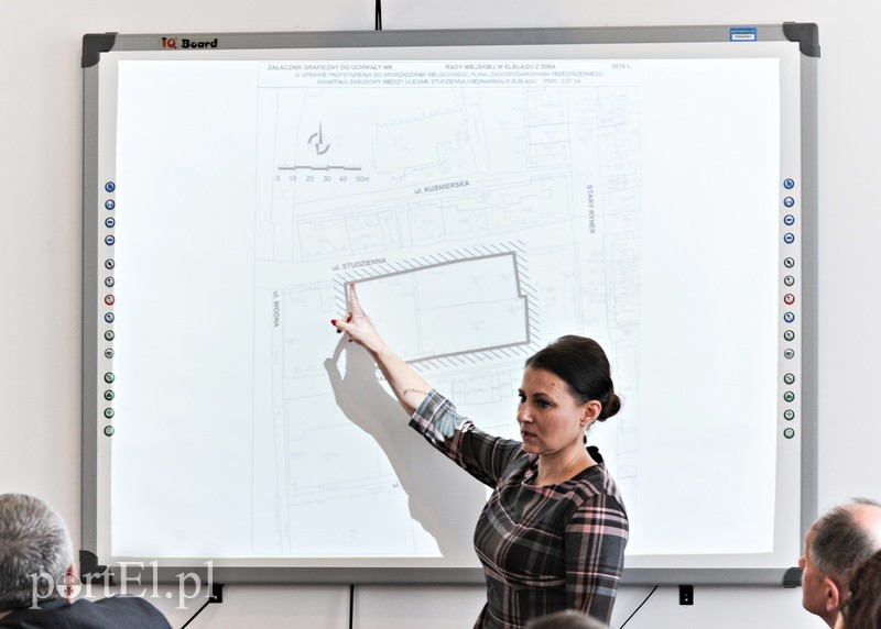 Elbląg, Katarzyna Wiśniewska pokazuje, której działki dotyczy plan zagospodarowania przestrzennego