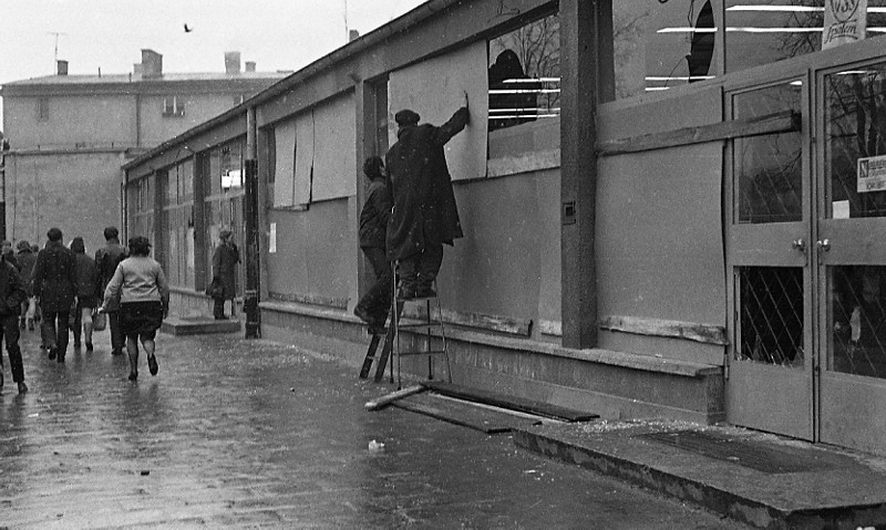 Elbląg, Zniszczone pawilony handlowe przy ul. 12 lutego, 18 lub 19.12.1970 r.