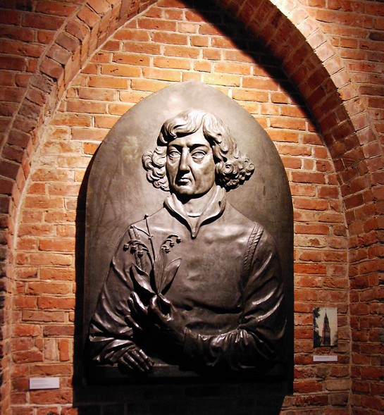 Elbląg, Do dzisiejszych czasów przetrwała płaskorzeźba Kopernika z przedwojennego pomnika, którą obecnie można oglądać w Muzeum Kopernika we Fromborku