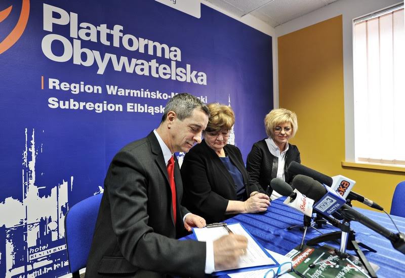 Elbląg, Jerzy Wcisła wpisuje swoje nazwisko na listę referendalną. Po prawej Elżbieta Gelert i Irena Sokołowska Elbląg, Jerzy Wcisła wpisuje swoje nazwisko na listę referendalną. Po prawej Elżbieta Gelert i Irena Sokołowska
