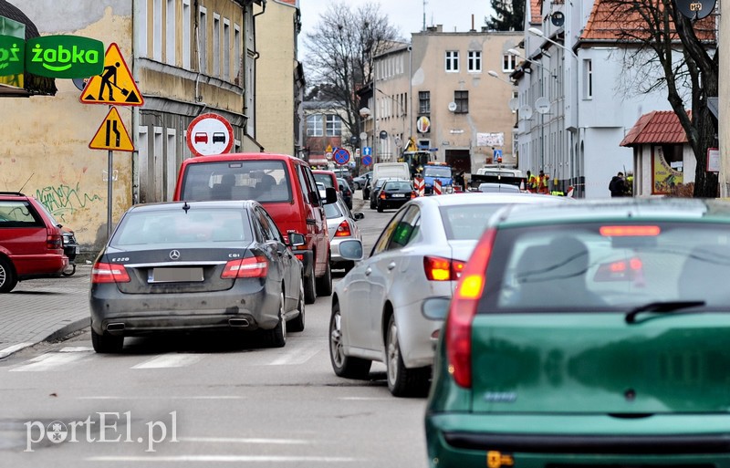 Znak o zwężeniu jezdni ulicy Kościuszki znajduje się dopiero za skrzyżowaniem z Bema. Kierowcy jadący od strony Mickiewicza nie mają wcześniej informacji o utrudnieniach (fot. Anna Dembińska)
